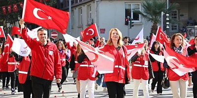 Kızılay gönüllüleri Cumhuriyet için yürüdü