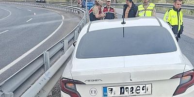 Kontrolden çıkan otomobil bariyere çarptı