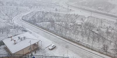 Konya'da kar yağışı ilçeyi beyaza bürüdü