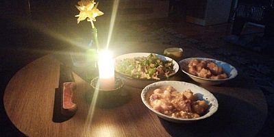 Köylüler mum ışığında iftar yaptı