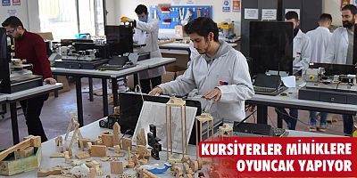 Kursiyerler miniklere oyuncak yapıyor