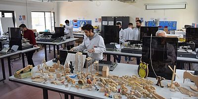 Kursiyerler oyuncak yapıyor