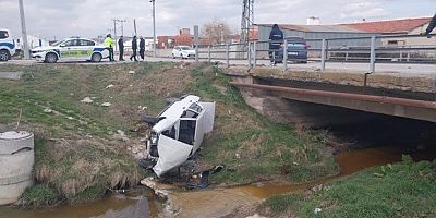 Kütahya'da otomobille çarpışan araç dereye uçtu: 3 yaralı