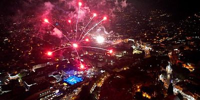 Kutlamalara havai fişekli final