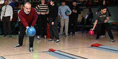 Liseliler bowlingle stres atıyor