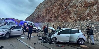 Malatya'da iki otomobil kafa kafaya çarpıştı: 8 yaralı