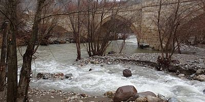 Malatya'da sağanak ve kar yağışı dereleri taşırdı