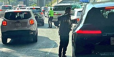 Meksika’da silahlı adam trafikteki araçları soydu