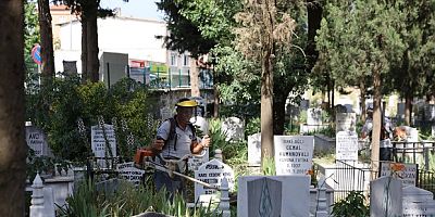 Mezarlıklar bayrama hazır