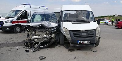 Minibüs ile hafif ticari araç çarpıştı: 8 yaralı