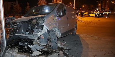 Minibüs ile otomobil çarpıştı: 1'i ağır 3 yaralı