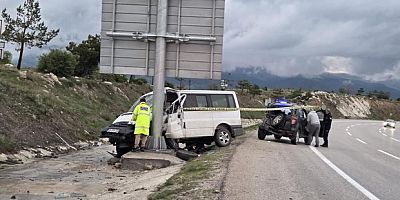Minibüs önce otomobile sonra tabelaya çarptı: 1 ölü