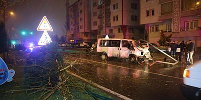 Minibüs refüje çarpıp karşı şeride geçti: 1 yaralı