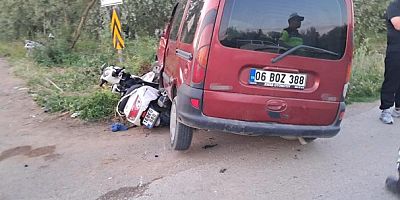 Motosiklet ile hafif ticari araç çarpıştı: 2 yaralı
