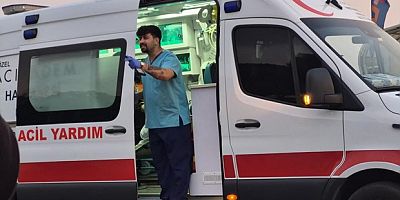 Motosiklet otomobile çarptı: 2 yaralı