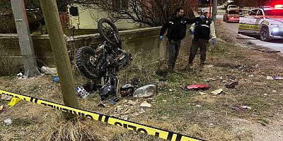 Motosiklet otomobille çarpıştı: 1 ölü, 2 yaralı