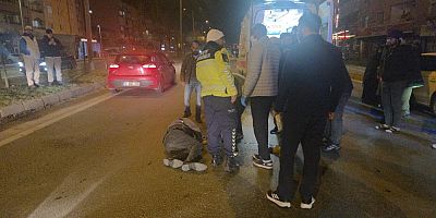 Motosiklet yayaya çarptı: 2 yaralı