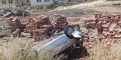 Motosiklete çarpan otomobil takla attı: 1 ölü, 1 yaralı