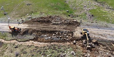 Muş'ta kara yolu çöktü