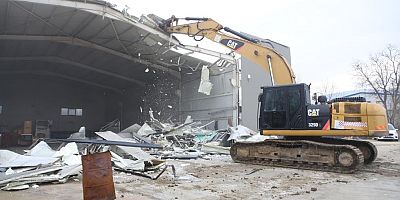 Nilüfer’de iki kaçak iş yeri yıkıldı