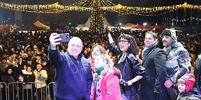 Nilüferliler 2026’yı Cumhuriyet Meydanı’nda karşıladı