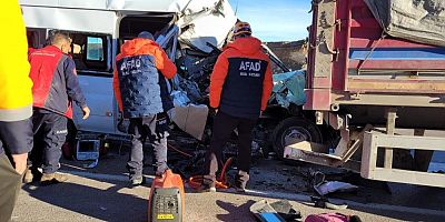Öğrenci servisi tıra çarptı: 1 ölü, 7 yaralı