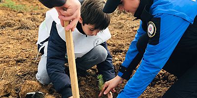 Öğrenciler fidanları toprakla buluşturdu