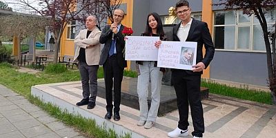 Öğretmen ve öğrenciler çiçeklerle karşılandı