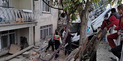 Önce otomobile ardından bahçe duvarına çarptı