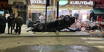 Otomobil 2 iş yerine çarparak devrildi