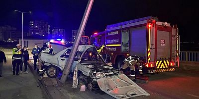 Otomobil aydınlatma direğine çarptı: 1’i ağır, 2 yaralı