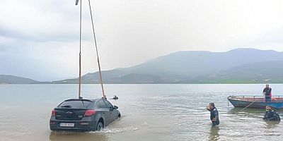 Otomobil baraj gölüne düştü