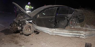 Otomobil bariyere ok gibi saplandı