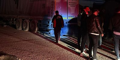 Otomobil iki tır arasında sıkıştı