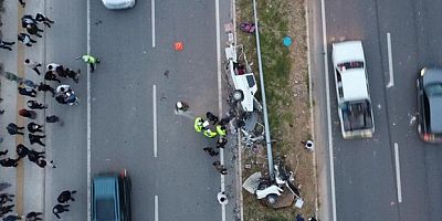 Otomobil ikiye bölündü, 4 kişi yaralandı