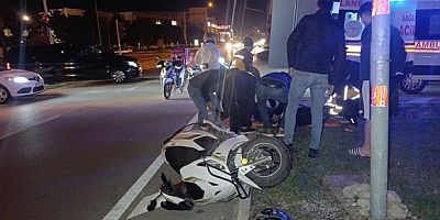 Otomobil ile çarpışan motosikletli acı içinde yerde kaldı
