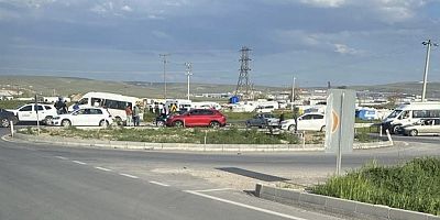 Otomobil ile işçi servisi çarpıştı: 6 yaralı