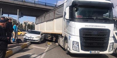 Otomobil kaldırımdaki öğrencilere çarptı: 2 yaralı