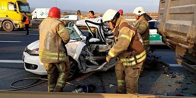 Otomobil kamyona arkadan çarptı: 2 ölü