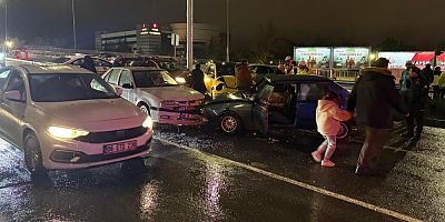 Otomobil kırmızı ışıkta bekleyen 5 araca çarptı: 2 yaralı