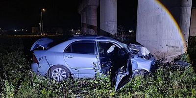 Otomobil köprü ayağına çarparak durdu: 2 yaralı