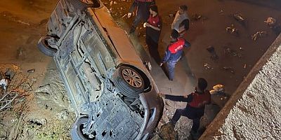 Otomobil köprüden su kanalına uçtu: 3 yaralı