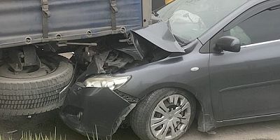 Otomobil park halindeki tıra çarptı: 5 yaralı