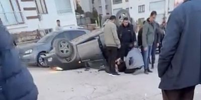 Otomobil ters döndü: 2 yaralı