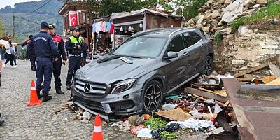 Otomobil tezgahın üzerine uçtu: 1 yaralı