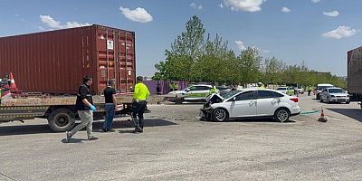 Otomobil tıra arkadan çarptı: 1 ölü, 4 yaralı