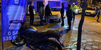 Otomobille çarpışan motosikletin sürücüsü yaralandı