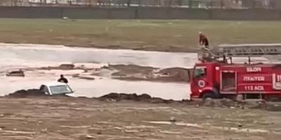 Otomobille suda mahsur kalan 2 kişi kurtarıldı