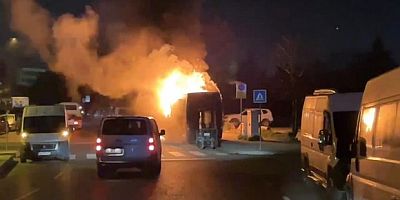 Park halindeki midibüs alevlere teslim oldu