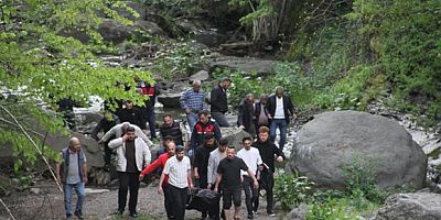 Piknik yapan kardeşlerin üzerine kaya düştü: 1 ölü